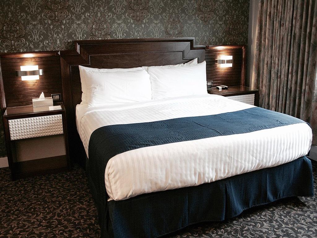 The Deluxe Hotel Vancouver Extérieur photo
